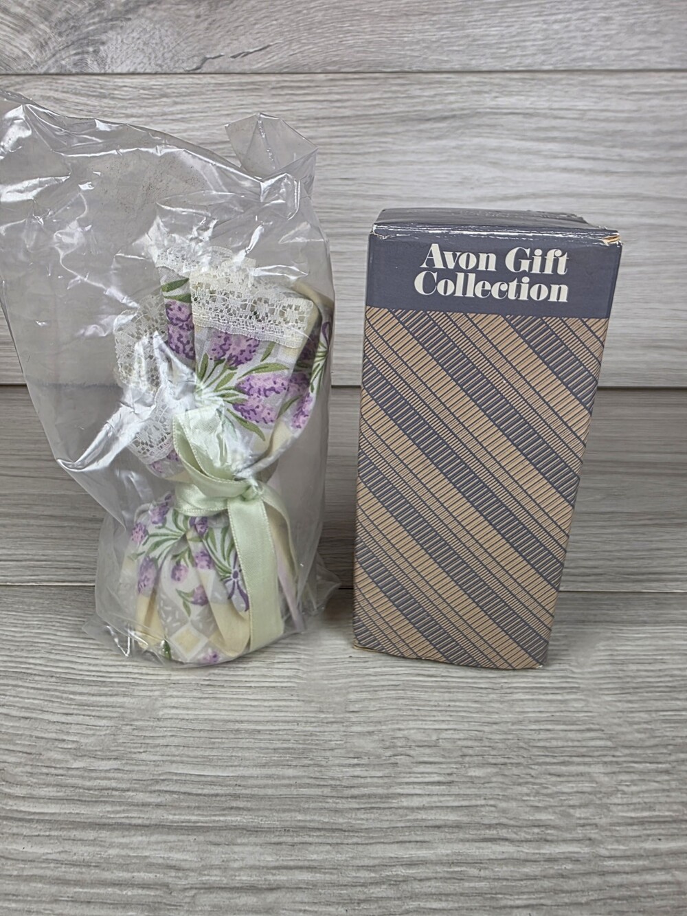 Vintage Avon Gift Collection Floral Handkerchief Sachet Lavender New b199